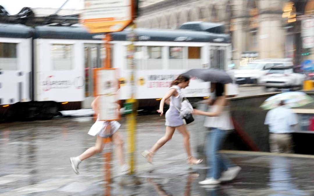 Meteo, cambia tutto: piogge e temporali al Nord, poi il maltempo arriva al Sud