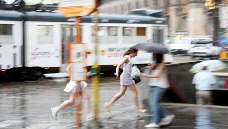 Meteo, cambia tutto: piogge e temporali al Nord, poi il maltempo arriva al Sud