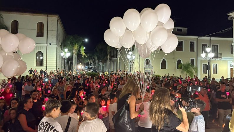 Mileto, fiaccolata e palloncini per le vittime dell’esplosione al B&B