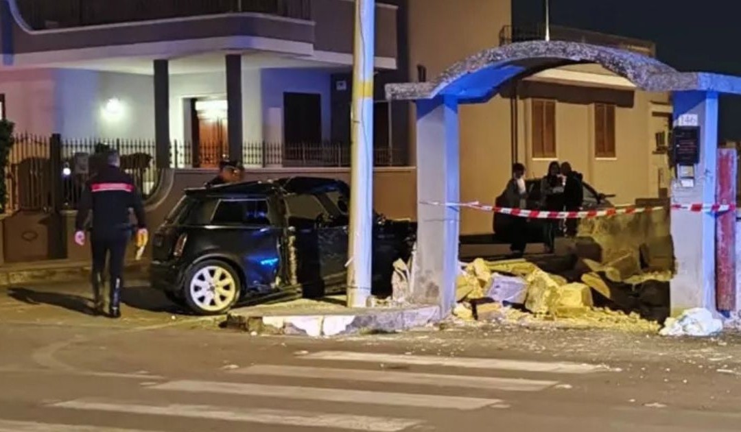 Mini Cooper contro un muro nel Salento, 5 giovani feriti