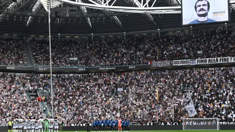 Curva di spalle durante il minuto di silenzio per Mazzola, multa di 10mila euro per la Juventus