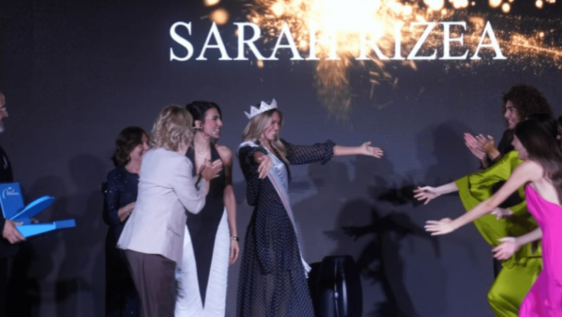 Miss Italia 2026 è Sarah Rizea: la 18enne atleta di Vado Ligure ha vinto il titolo di reginetta