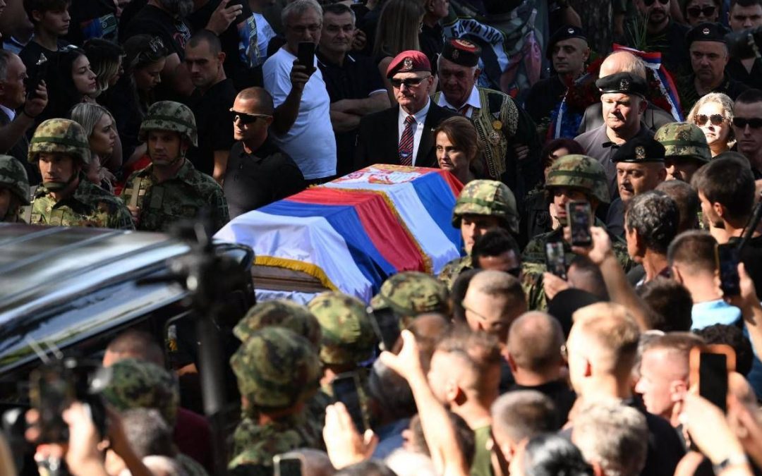 Serbia, migliaia a Belgrado per i funerali di Mladic. Ue: “Era un criminale”