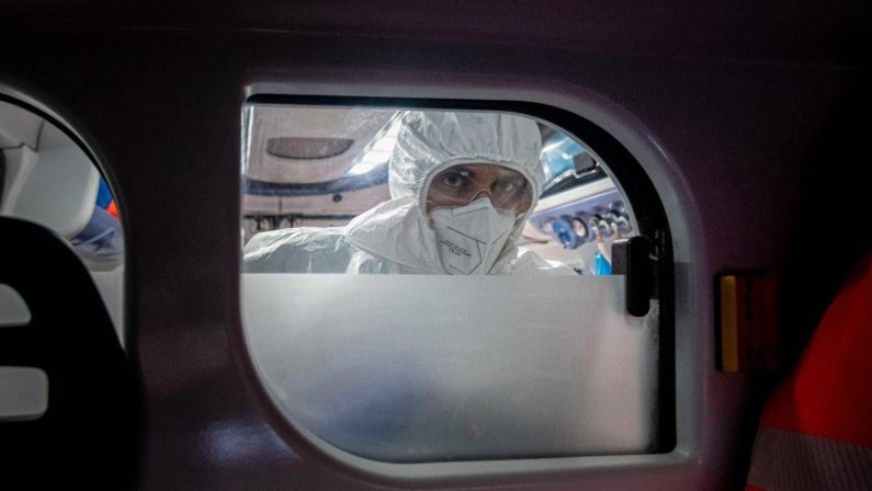 Covid in Francia, impennata di casi con febbre alta e forti emicranie: i nuovi sintomi