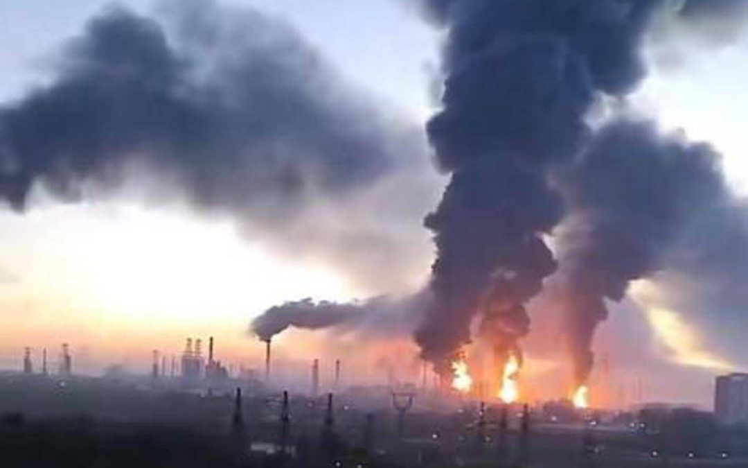 Ucraina, maxi attacco contro la Russia: colpita raffineria. Sindaco Mosca: “Vogliono sabotare elezioni”