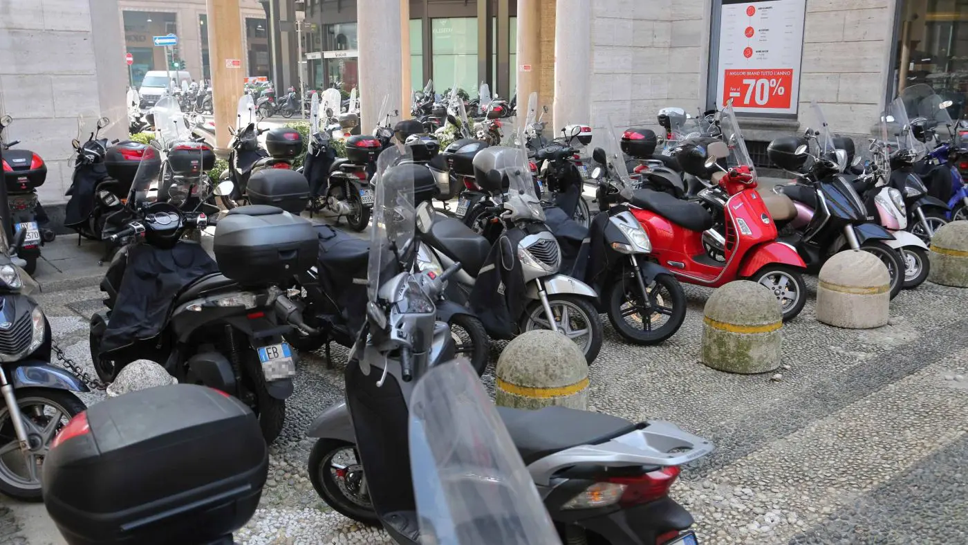 https://www.quotidianodelsud.it/wp-content/uploads/2026/09/motorini-scooter-parcheggio.jpg