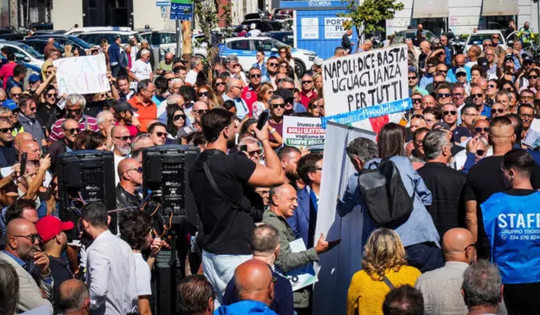 Napoli, protesta contro il caro Rc Auto e le tariffe spropositate al Sud