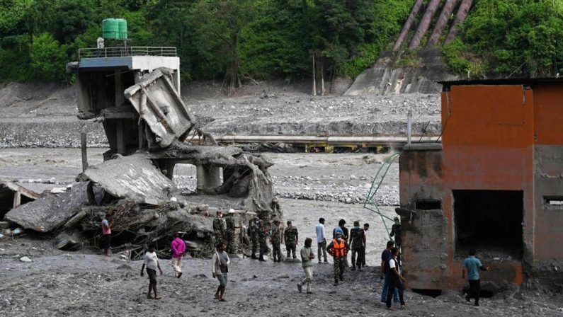 Nepal, cittadino cinese estratto vivo da un tunnel a 10 giorni dall’alluvione