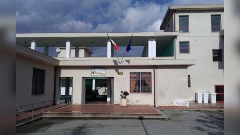 Lamezia, si indaga sulle chat del 14enne che avrebbe voluto accoltellare insegnante