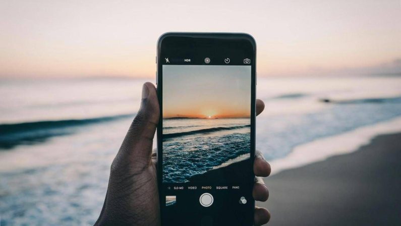 Comscore: l’estate traina lo smartphone. Comparto News a +5,5%, volano Paramount e Disney