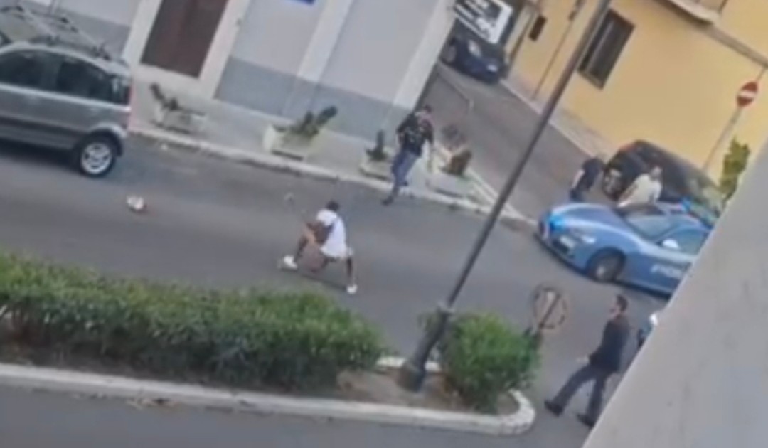 Crotone, danneggia 15 auto con una spranga e aggredisce gli agenti: arrestato nigeriano