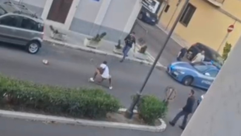 Crotone, danneggia 15 auto con una spranga e aggredisce gli agenti: arrestato nigeriano