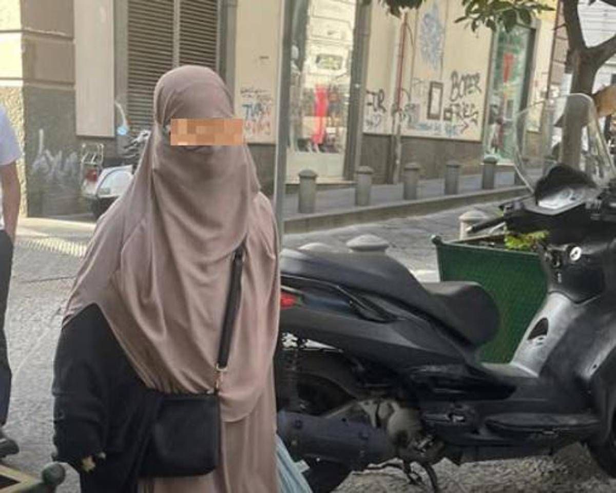https://www.quotidianodelsud.it/wp-content/uploads/2026/09/niqab-napoli-sangiuliano-20260922232027.jpeg