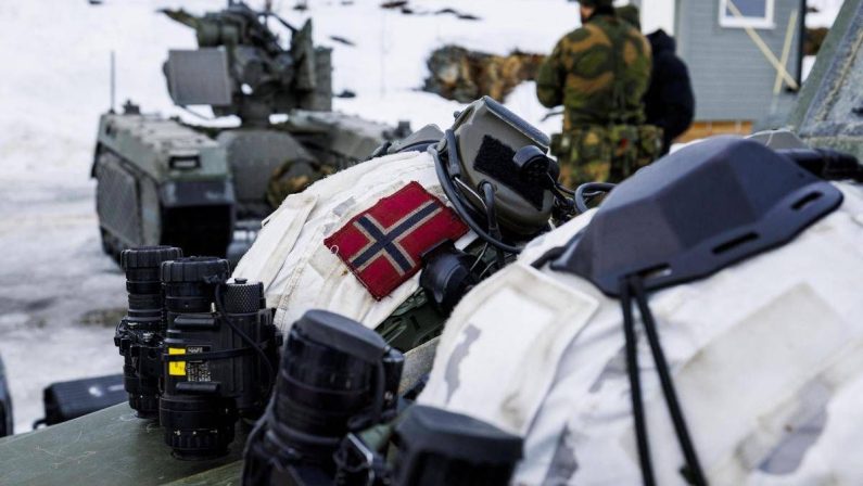 Norvegia, armi e artiglieria al confine con la Russia. Mosca minaccia “ulteriori misure”