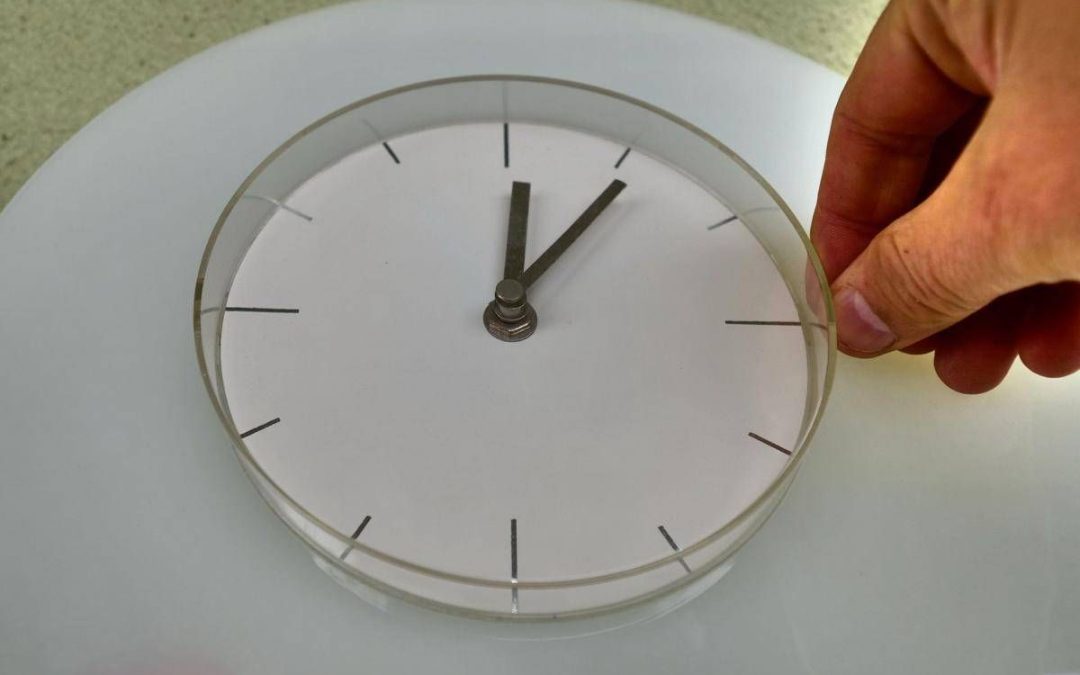Torna l’ora solare, vantaggi e svantaggi: conviene mantenere quella legale?