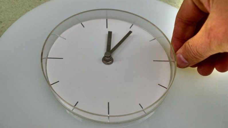 Torna l’ora solare, vantaggi e svantaggi: conviene mantenere quella legale?