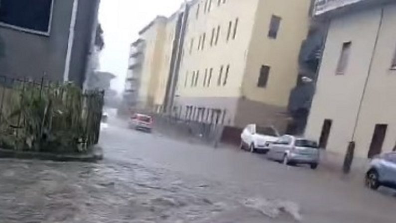 Maltempo, a Paola strade allagate, esonda il torrente Scirocco