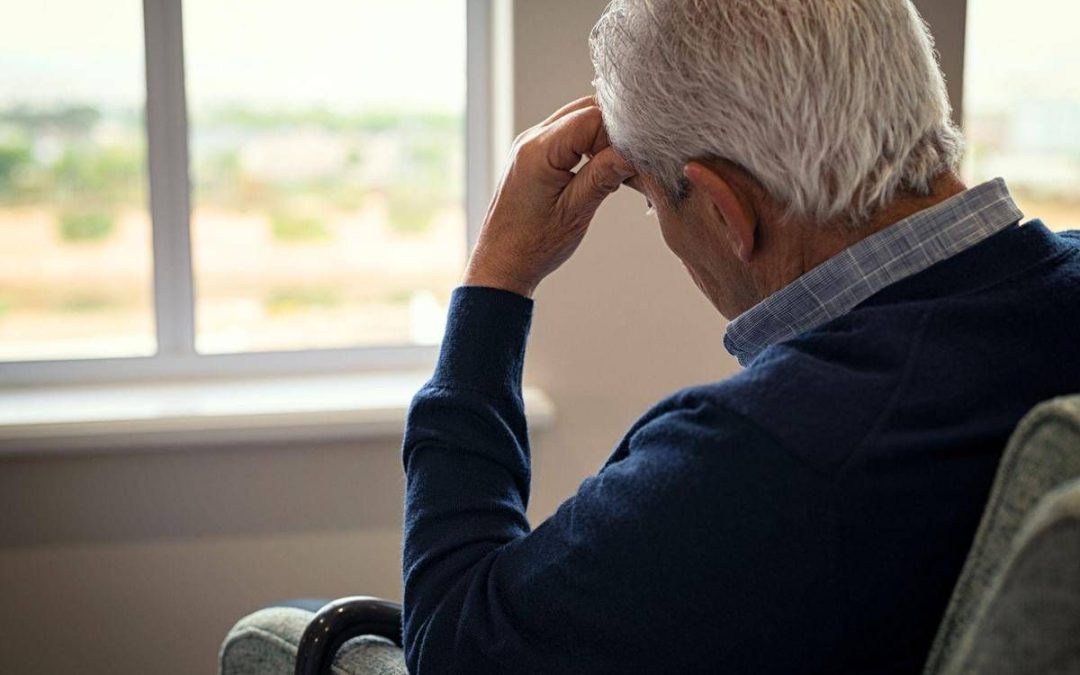 La pensione non gli basta, a 74 anni torna a lavorare come fattorino