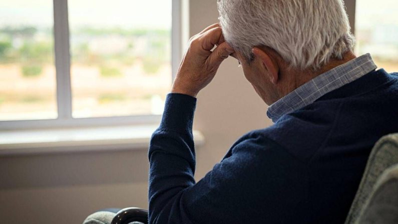 La pensione non gli basta, a 74 anni torna a lavorare come fattorino