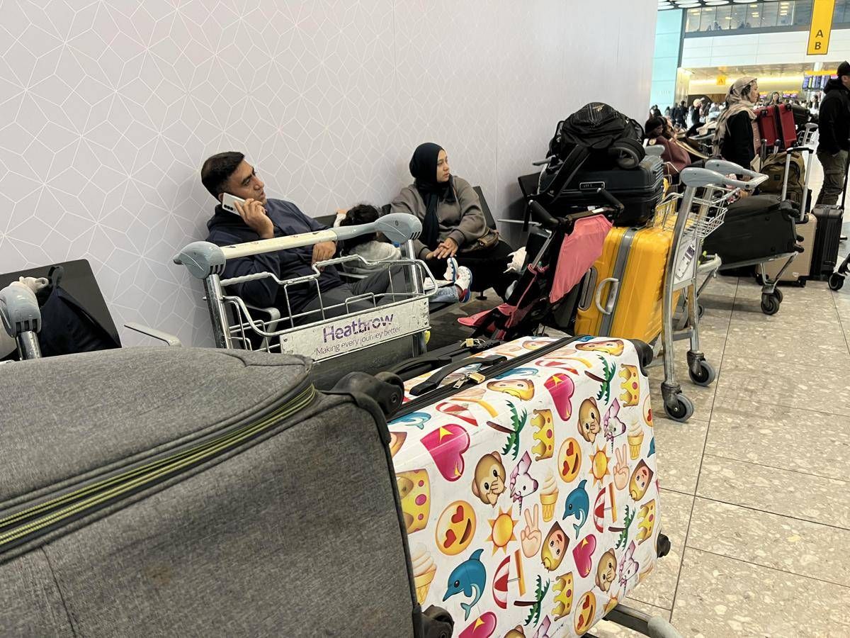 https://www.quotidianodelsud.it/wp-content/uploads/2026/09/persone-in-attesa-all-aeroporto-di-heathrow.jpeg