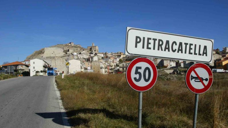 Morte avvelenate con la ricina a Pietracatella, perquisizione nello studio di Gianni Di Vita