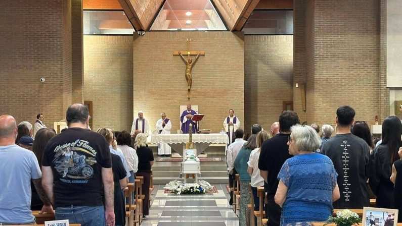 Pietralata, folla ai funerali di Valentina, Luca e Bianca: “Chiediamoci cosa potevamo fare”