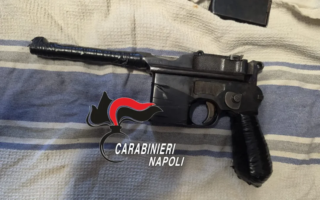 Pistola da guerra e droga in casa, 33enne arrestato nel Napoletano