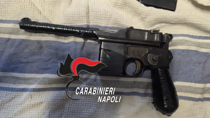 Pistola da guerra e droga in casa, 33enne arrestato nel Napoletano
