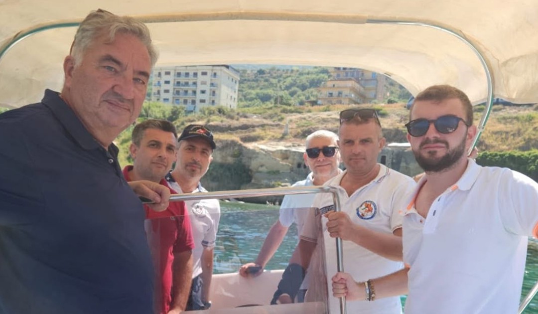 Il sindaco Pititto (primo da sinistra) con il personale di Arpacal e Guardia Costiera