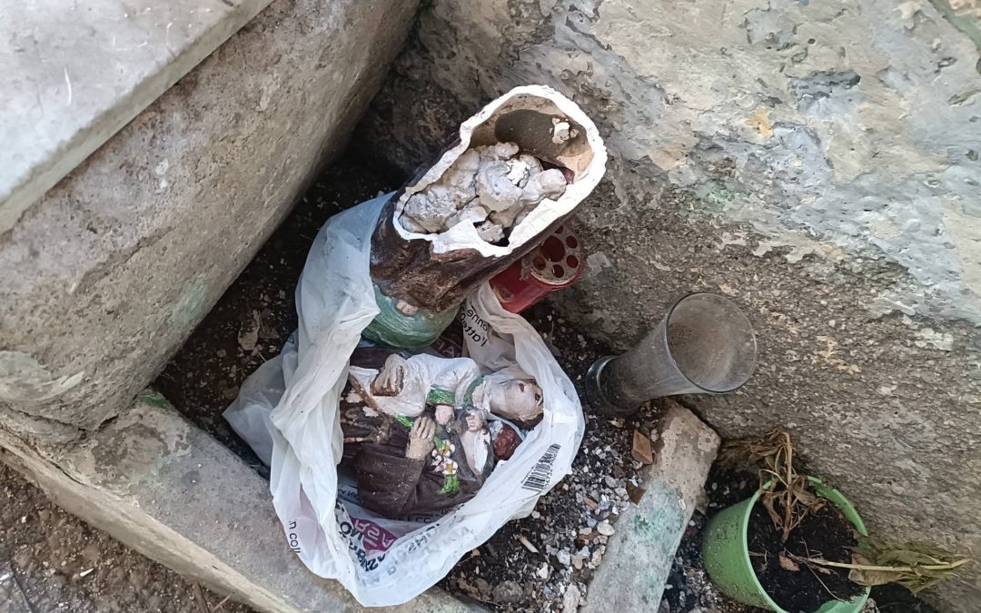 La statua distrutta dai vandali