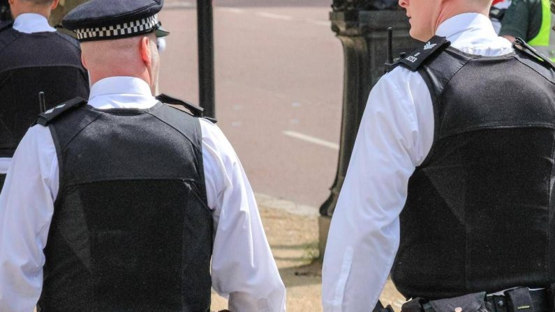 Dopo tentato stupro non viene espulso, migrante arrestato per nuova violenza: il caso in UK
