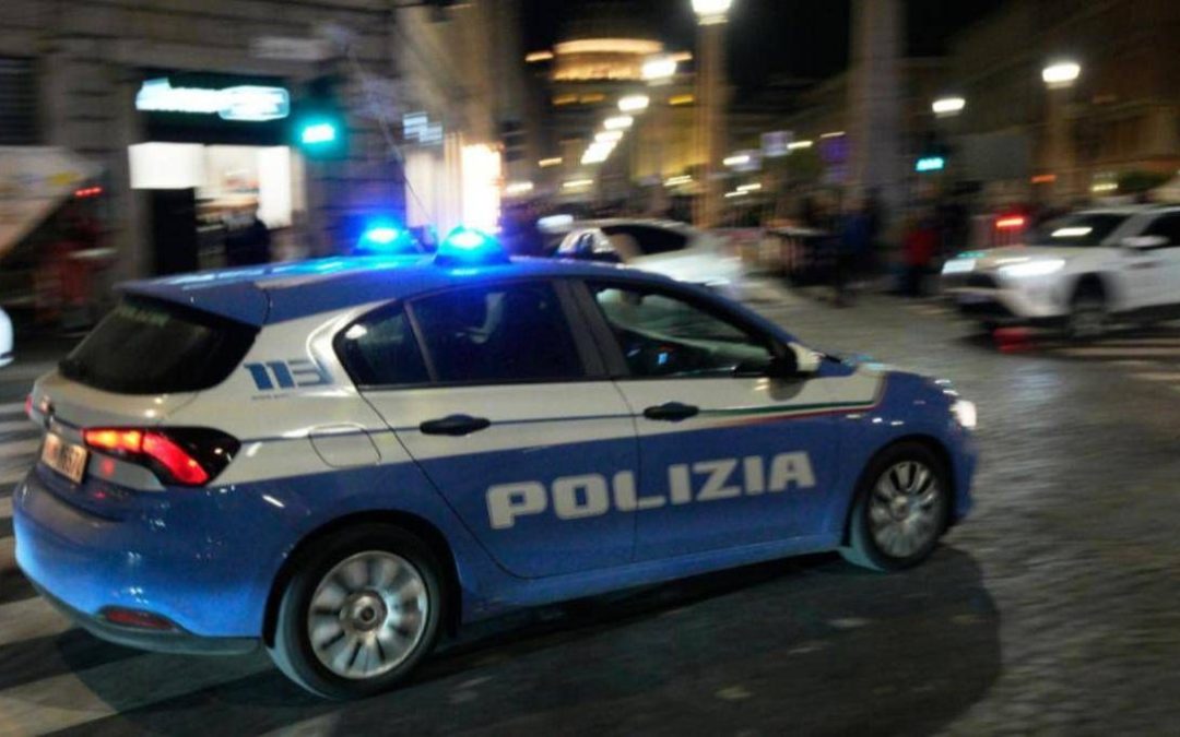Sequestrato per una notte, picchiato e rapinato: arrestati due giovani a Bologna