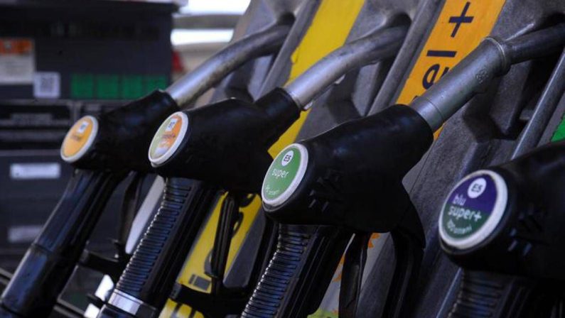 Carburanti, da oggi il taglio delle accise scende a 5 centesimi: “Pieno di gasolio costerà 3 euro in più”