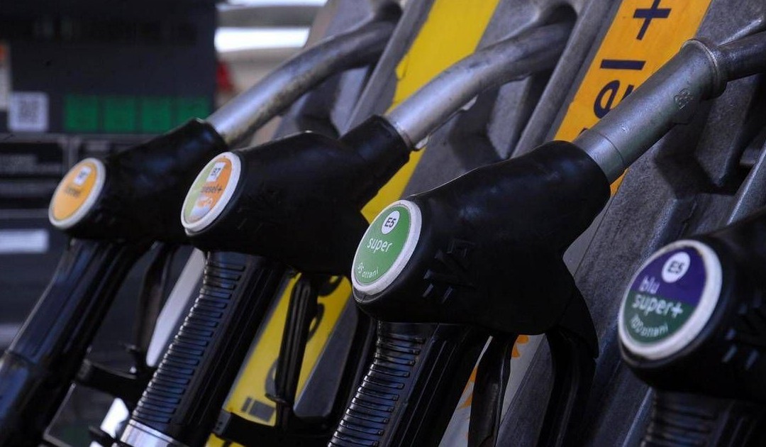 Carburante, prezzi benzina e diesel: prosegue il calo