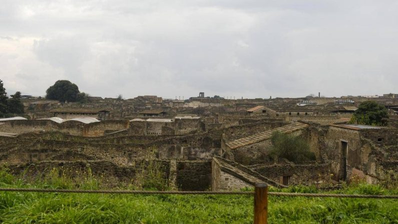 Pompei, si finge guida turistica e abusa di un 17enne
