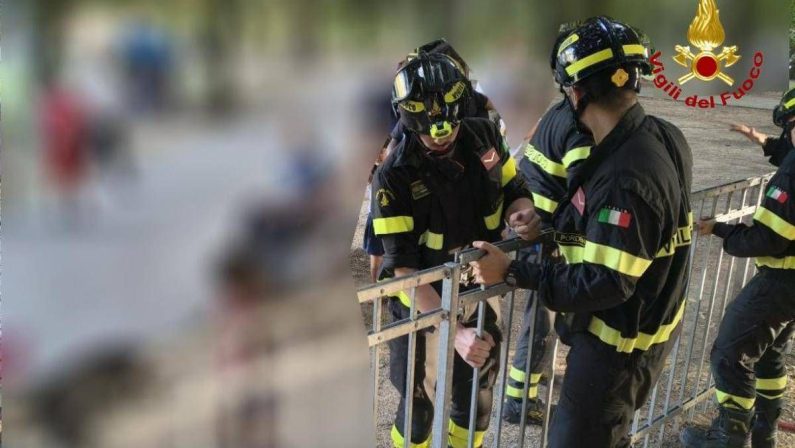 Paura a Pordenone, bimbo di 2 anni incastrato con la testa nella ringhiera del parco giochi: soccorso