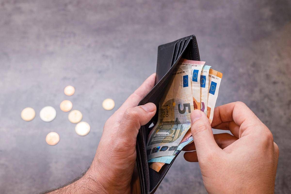 https://www.quotidianodelsud.it/wp-content/uploads/2026/09/portafoglio-euro-123rf.jpeg