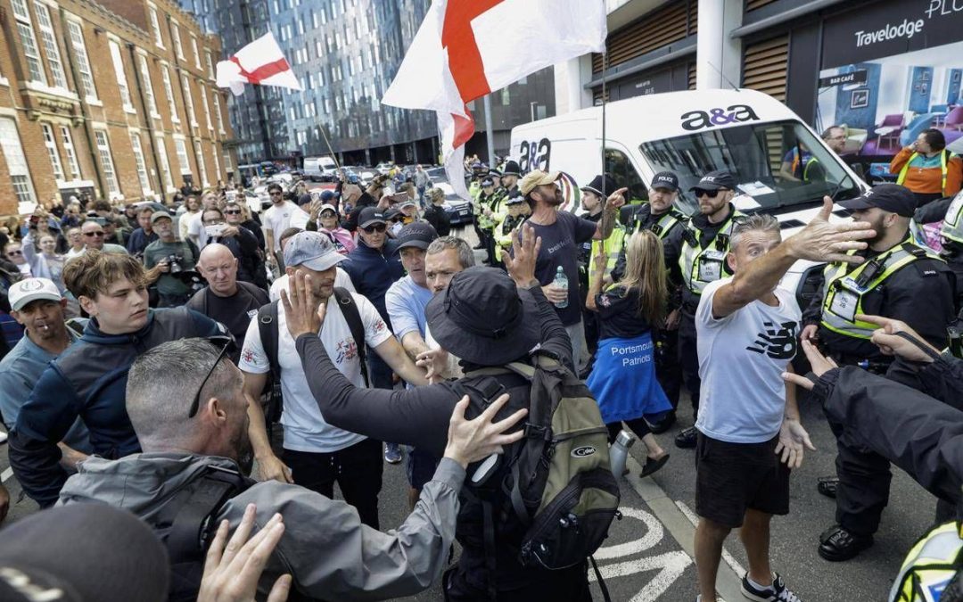 Migranti, nuove manifestazioni a Portsmouth: “L’immigrazione clandestina deve finire”