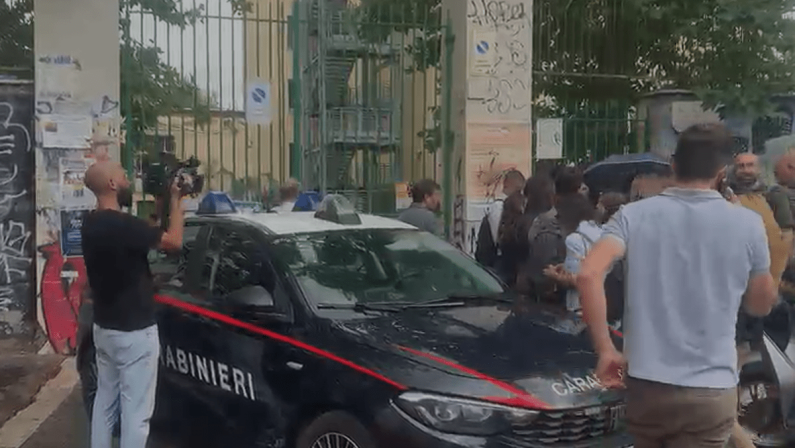 Prof accoltellata a Roma, la testimonianza di uno studente: “Il 13enne indossava casco, ha colpito con coltello e con due pugni”