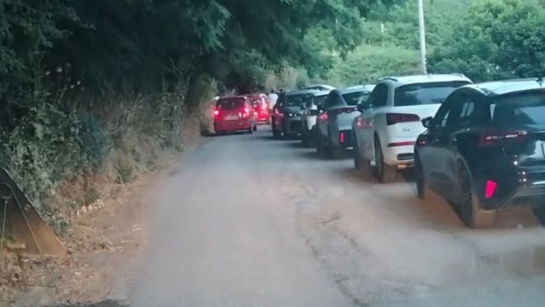 Zumpano, via Fausto Gullo tra auto in sosta e buche