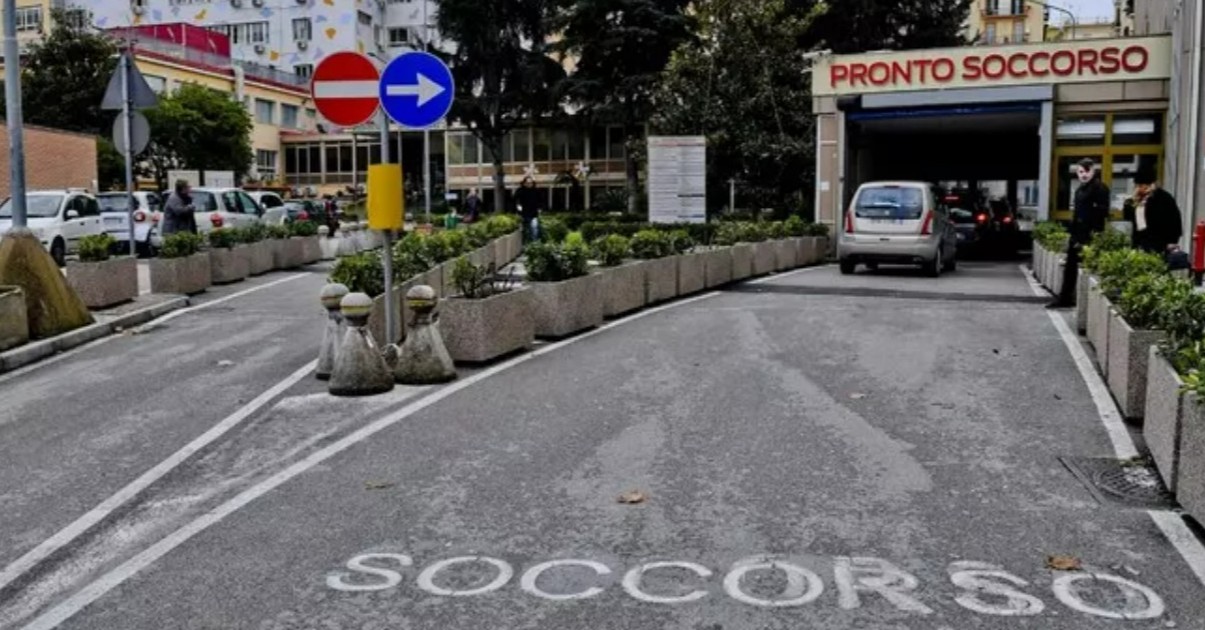 Bimbo autistico con segni sul corpo, genitori registrano audio durante le ore scolastiche a Napoli