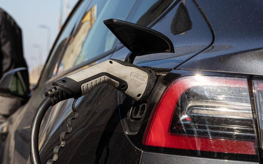 L’estate 2026 con l’auto elettrica, il racconto tra caldo record e bollini neri