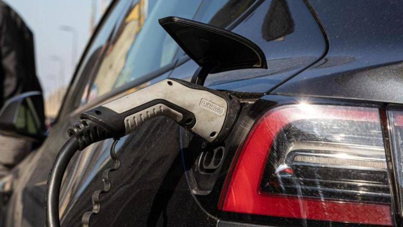 Carburanti, la strategia di Motus-E per far fronte ai rincari