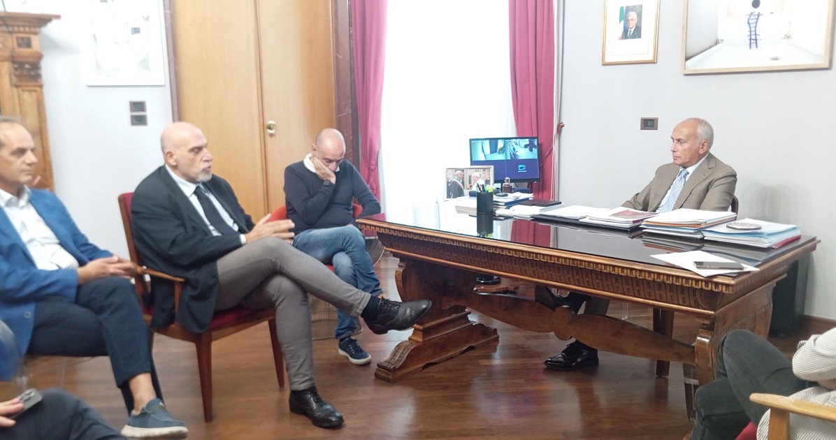 https://www.quotidianodelsud.it/wp-content/uploads/2026/09/riunione-caruso-vercillo-tpl-amaco.jpg