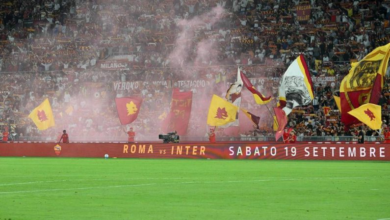 Saluti romani in curva Sud durante Roma-Atalanta all’Olimpico: 14 identificati