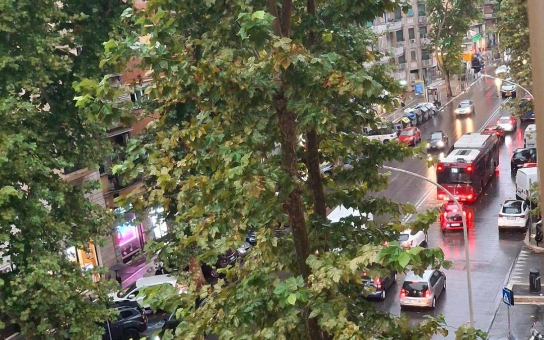 Bomba d’acqua su Roma, il maltempo colpisce la capitale dopo mesi di afa record