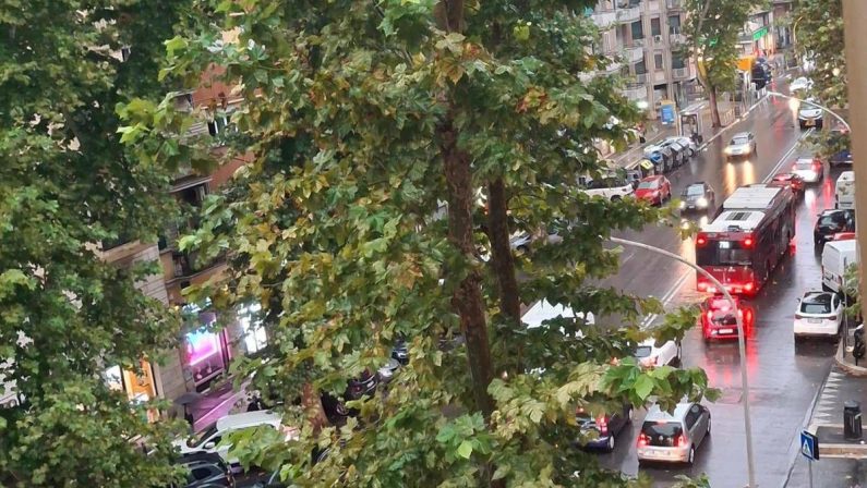 Bomba d’acqua su Roma, il maltempo colpisce la capitale dopo mesi di afa record