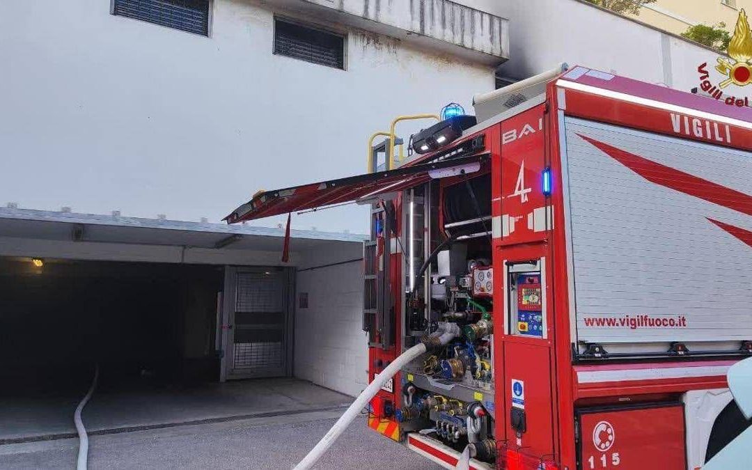 Roma, incendio in un box di via Vitellia: auto elettrica coinvolta, 6 intossicati