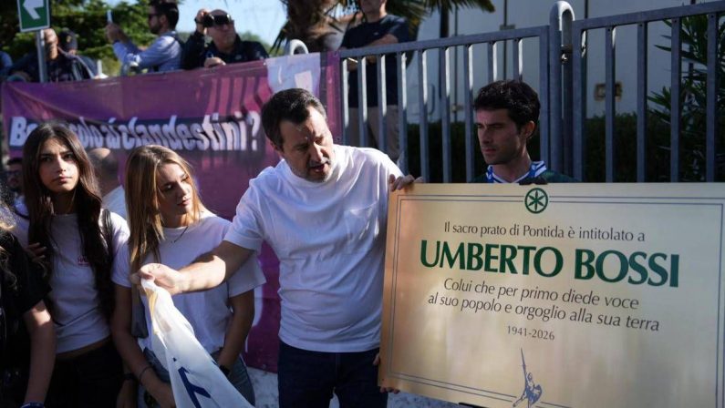 Pontida, Lega intitola pratone a Bossi. Salvini accolto da ovazione, lancia congresso straordinario