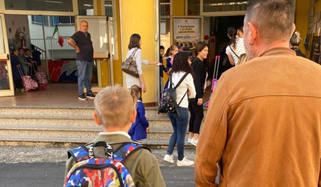 Il piccolo Giuseppe accompagnato a scuola